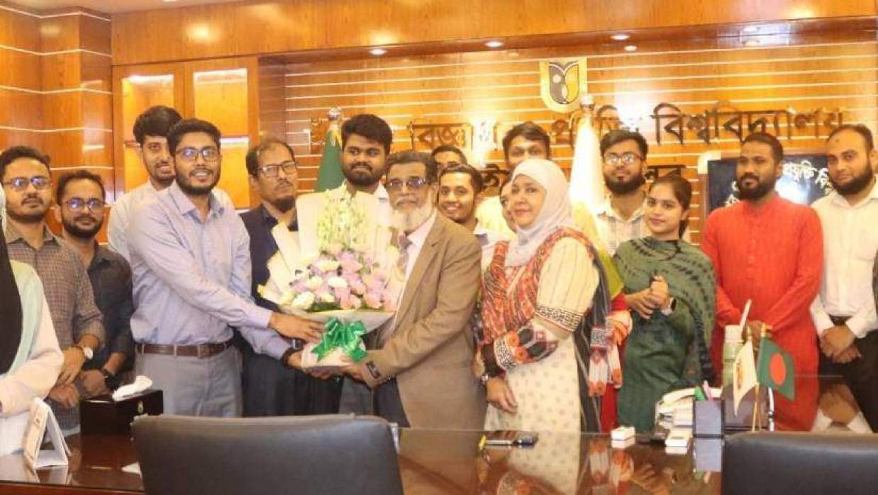 ভিসি ও প্রো-ভিসি কর্মকর্তা-কর্মচারী ও শিক্ষার্থীরা ফুলেল শুভেচ্ছা জানান