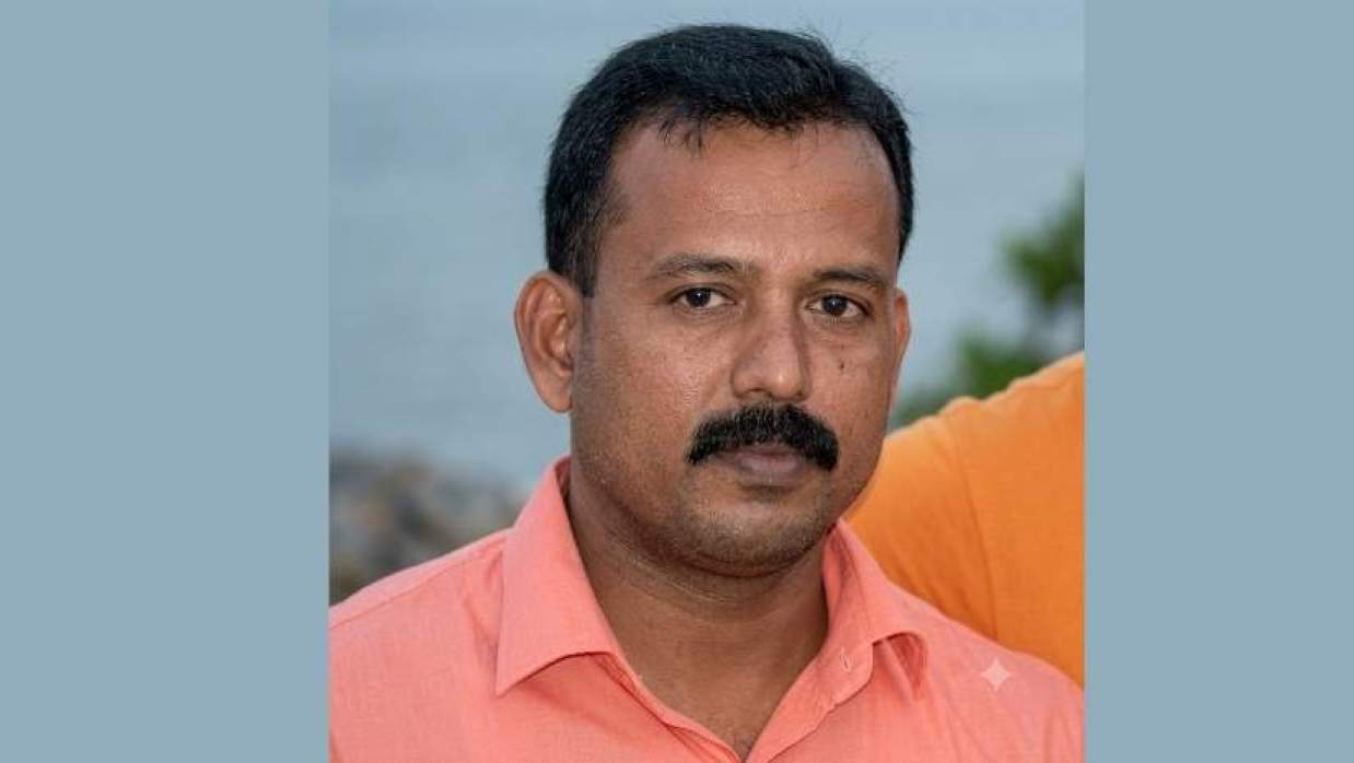 অভিযুক্ত সহকারী উপ-খাদ্য পরিদর্শক মনিরুল ইসলাম।