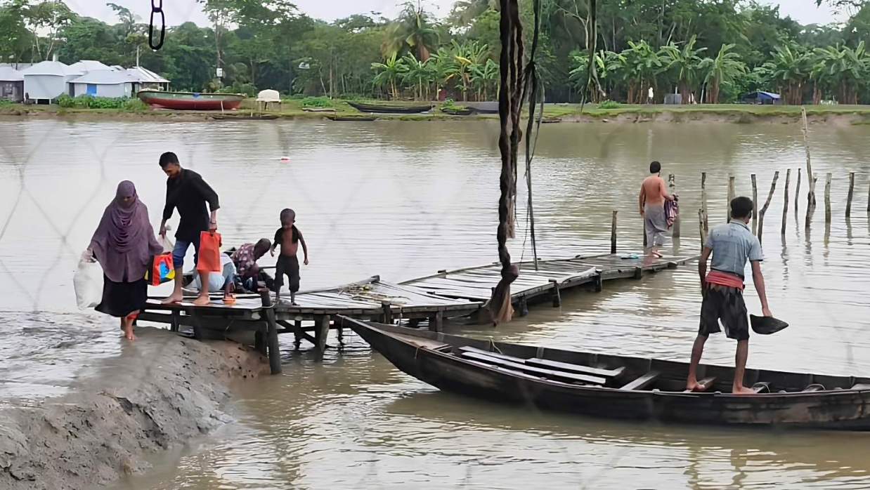 পটুয়াখালীর বাউফল উপজেলার কেশবপুর ইউনিয়নের ভরিপাশা গ্রামের রাস্তা