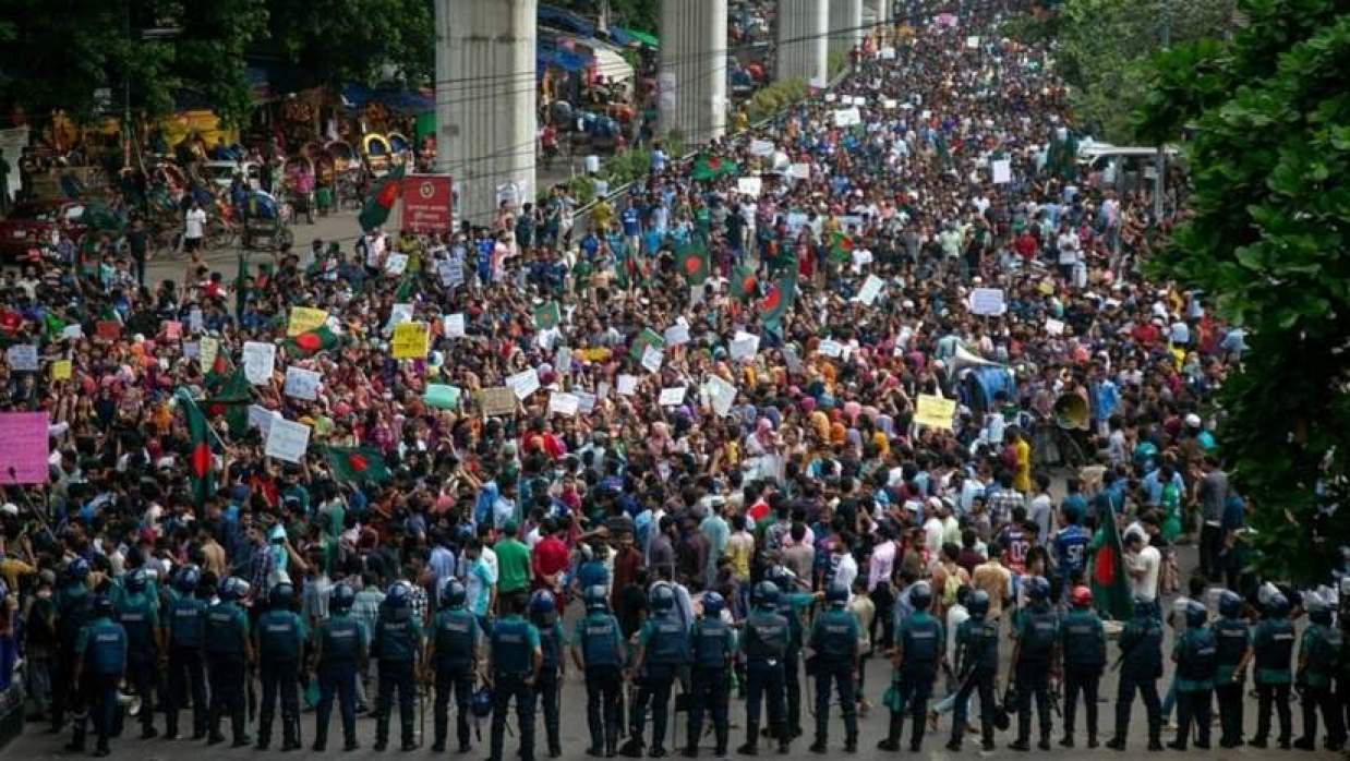জুলাই গণঅভ্যুত্থানে শিক্ষার্থীদের আন্দোলনে পুলিশের বাঁধা