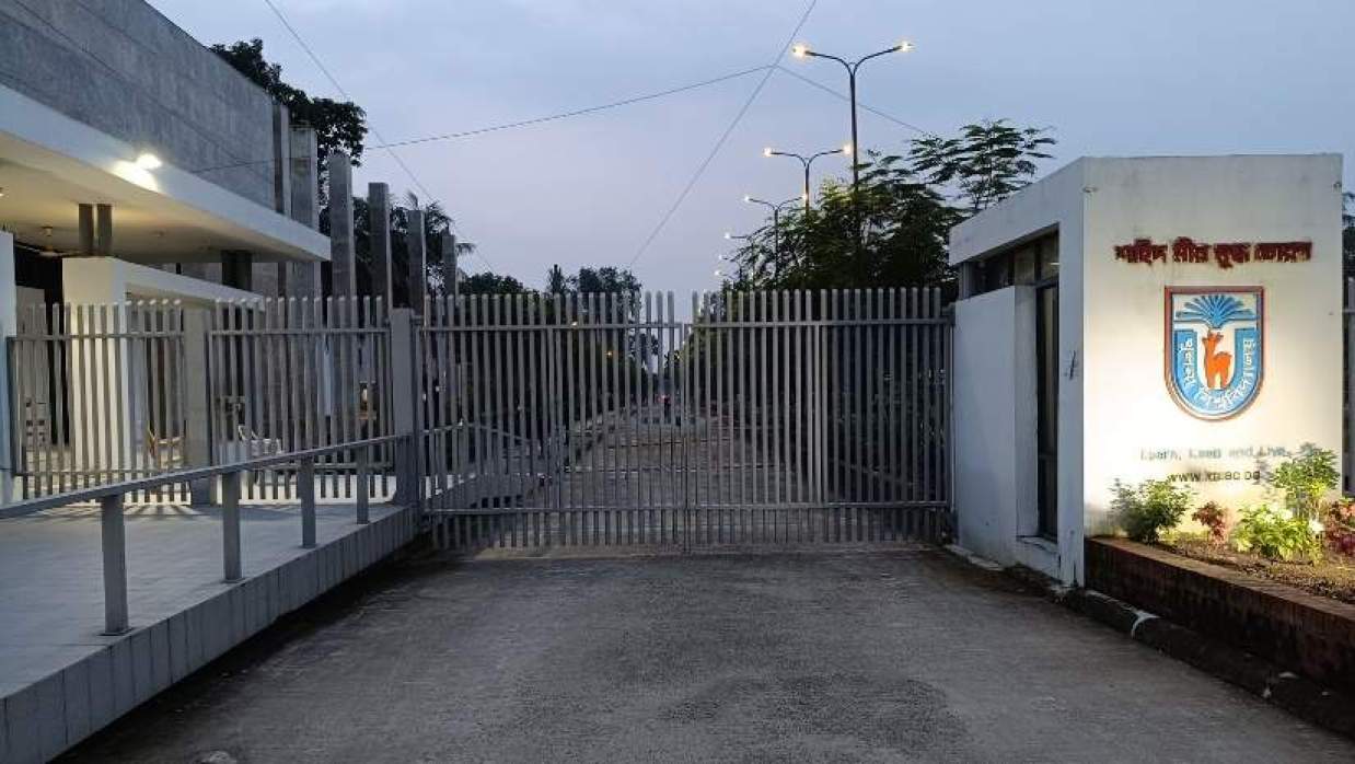 ফটক বন্ধ রয়েছে।