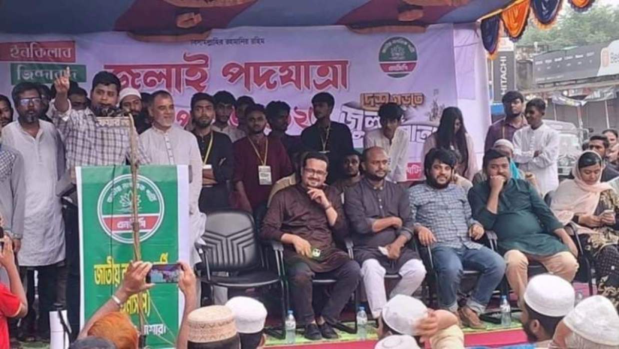 অভয়নগরে পথসভায় বক্তব্য রাখছেন জাতীয় সংসদ সদস্য ও জাতীয় নাগরিক পার্টির (এনসিপি) দক্ষিণাঞ্চলীয় মুখ্য সংগঠক হাসনাত আব্দুল্লাহ