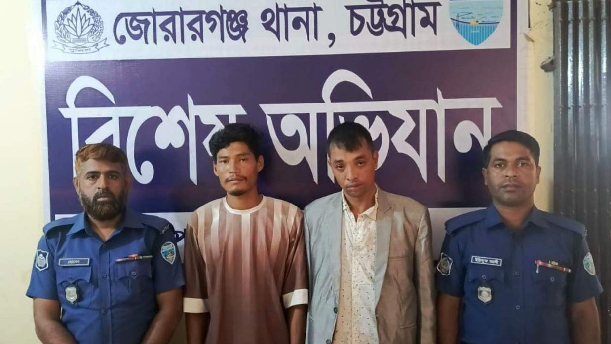 তক্ষকসহ দুই পাচারকারী আটক