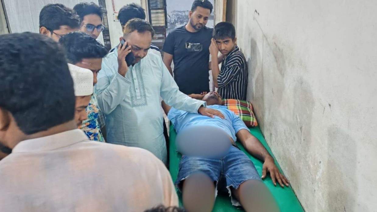 সাংবাদিককে এলোপাতাড়ি হাতুড়ি পেটা ছাত্রদল-যুবদল নেতাদের, হাসপাতালে ভর্তি