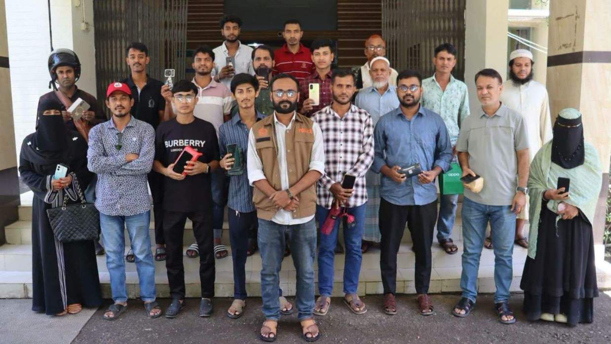  হারানো মোবাইল উদ্ধার করে মালিকদের কাছে হস্তান্তর কক্সবাজার পুলিশের