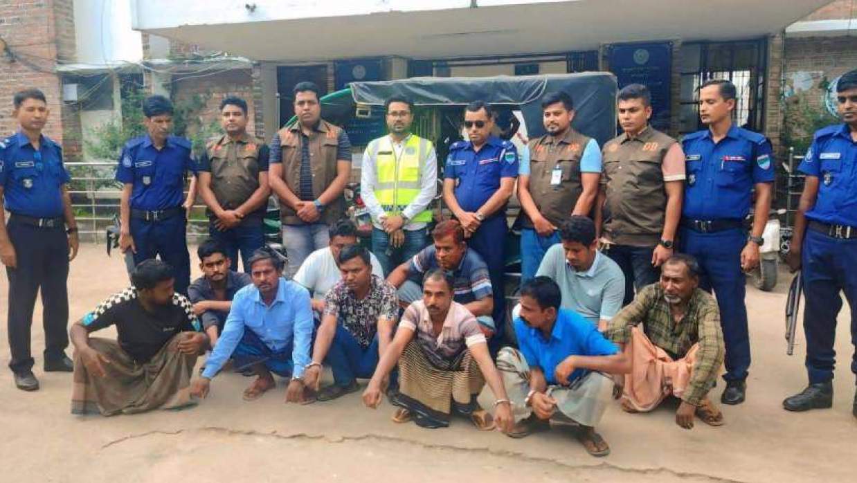 গ্রেপ্তার ডাকাত দলের সদস্যরা