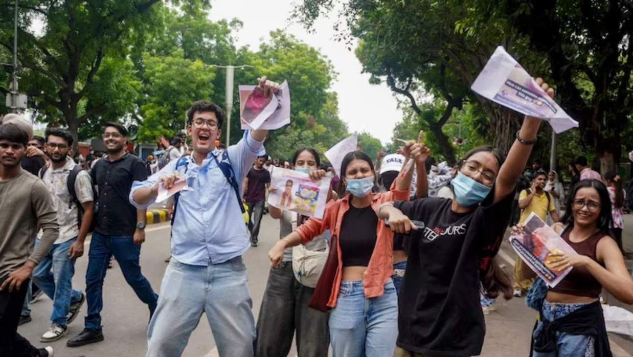 শিক্ষামন্ত্রীর পদত্যাগের খবরে খুশিতে আত্মহারা শিক্ষার্থীরা