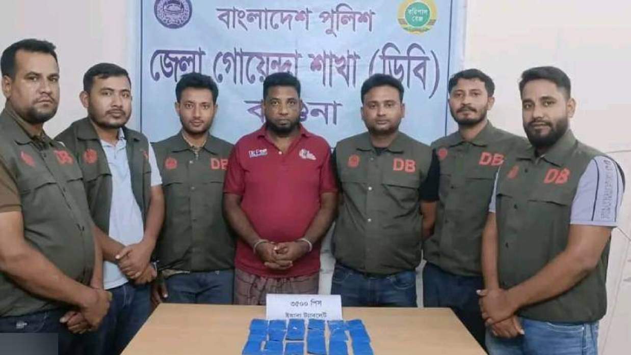 গ্রেপ্তার মো. সাখাওয়াত হোসেন (মাঝে)