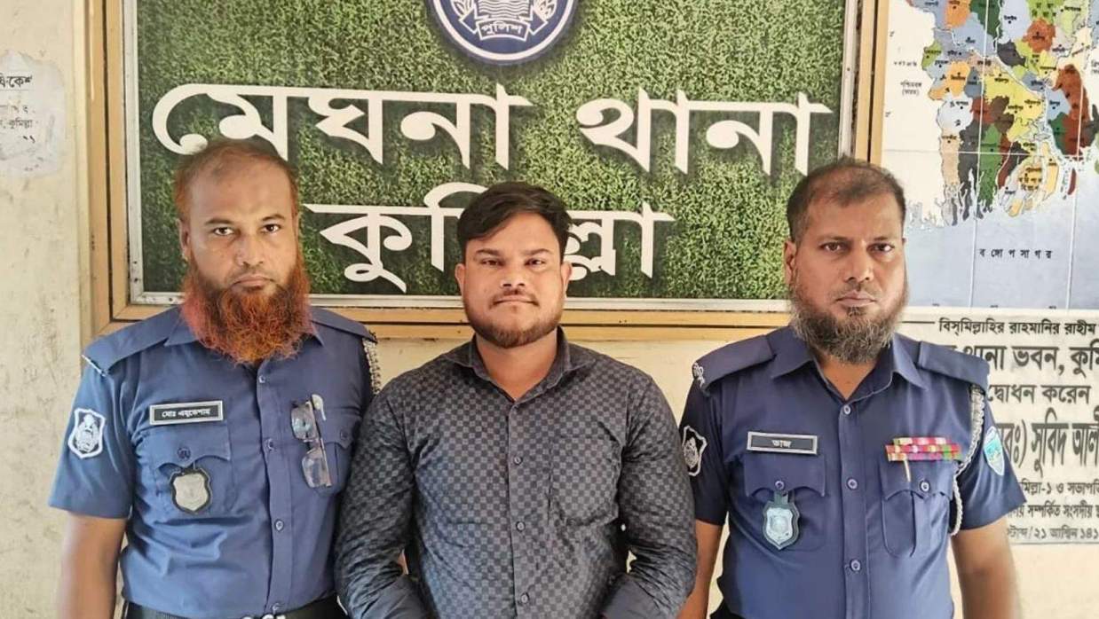 গ্রেপ্তার যুবদল নেতা আরিফ প্রধান (মাঝে)