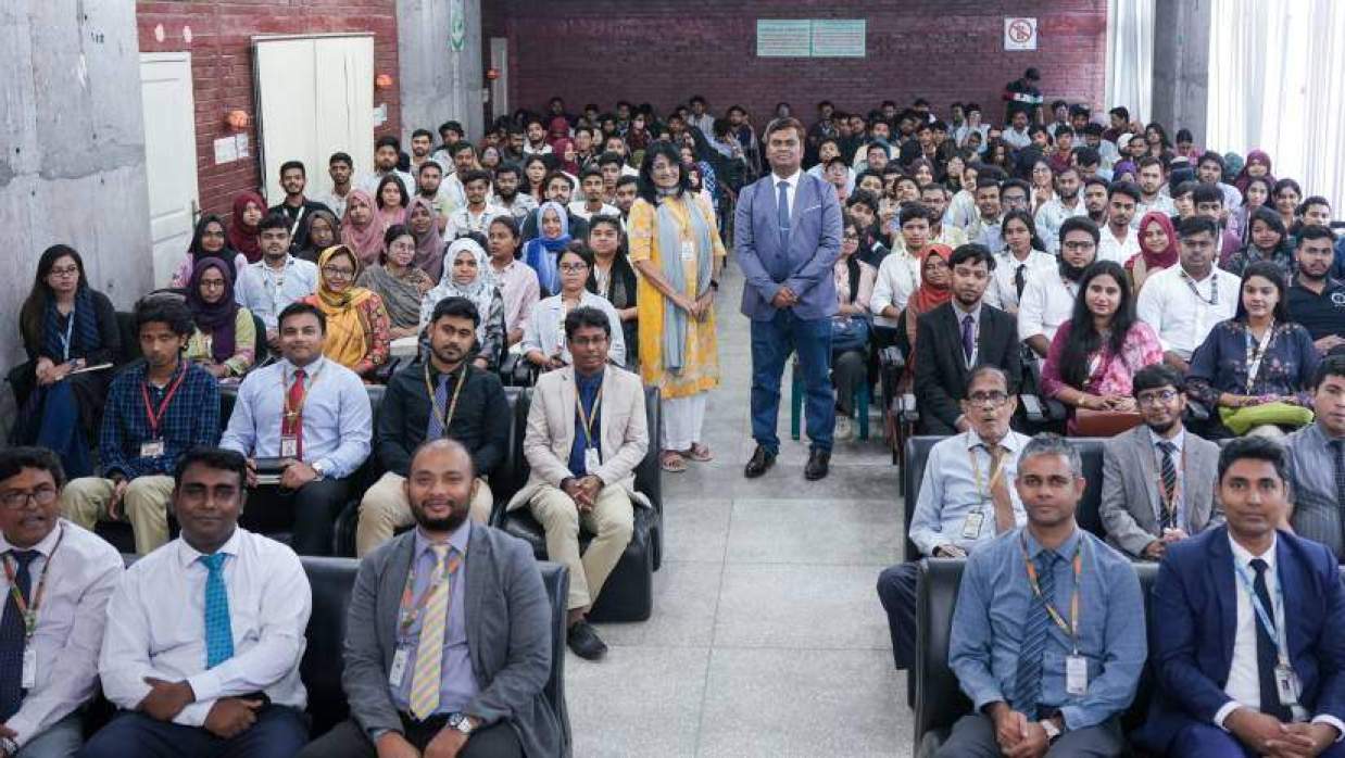 সেমিনারে আইইউবিএটির বিভিন্ন কলেজ ও বিভাগের বিপুলসংখ্যক শিক্ষার্থী অংশগ্রহণ করেন