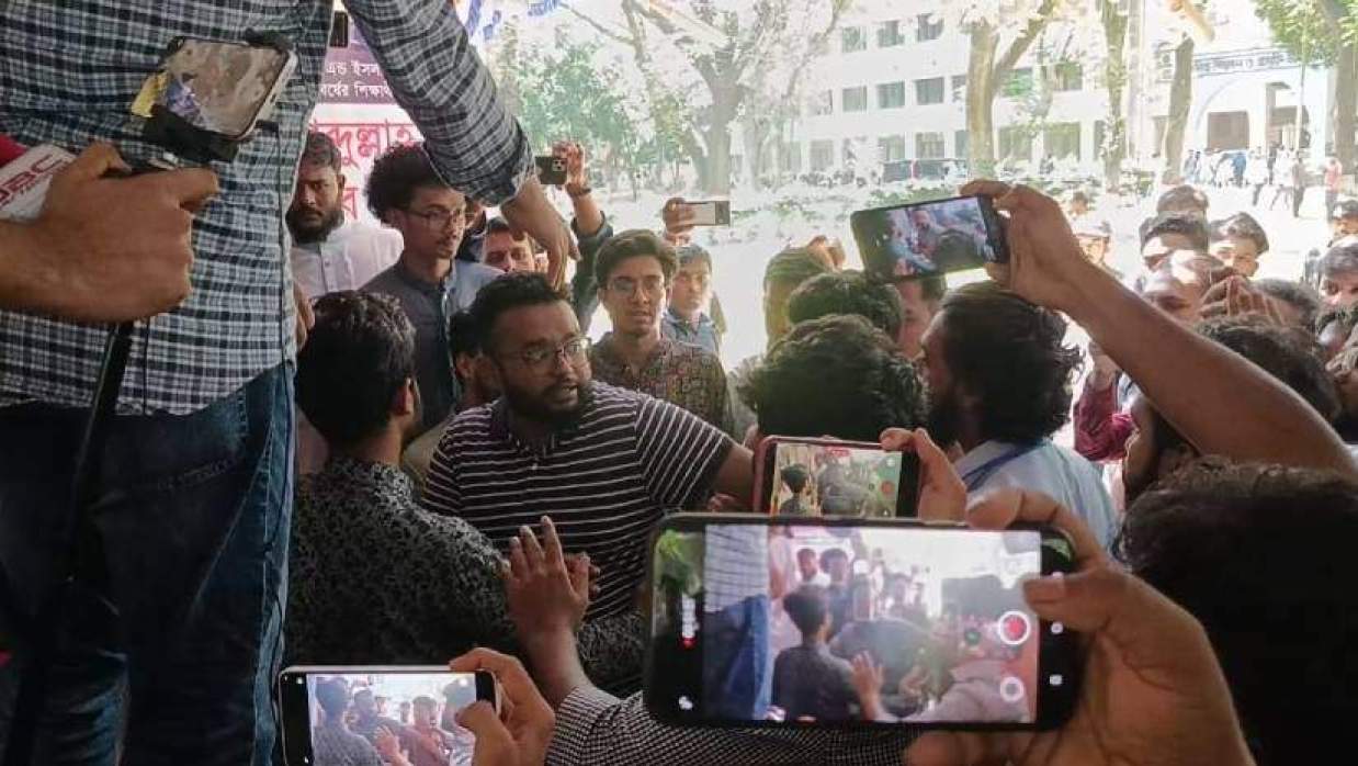 ইবি ছাত্রশক্তির উদ্যোগে আয়োজিত আলোচনা সভায় হট্টগোলের একটি মুহূর্ত