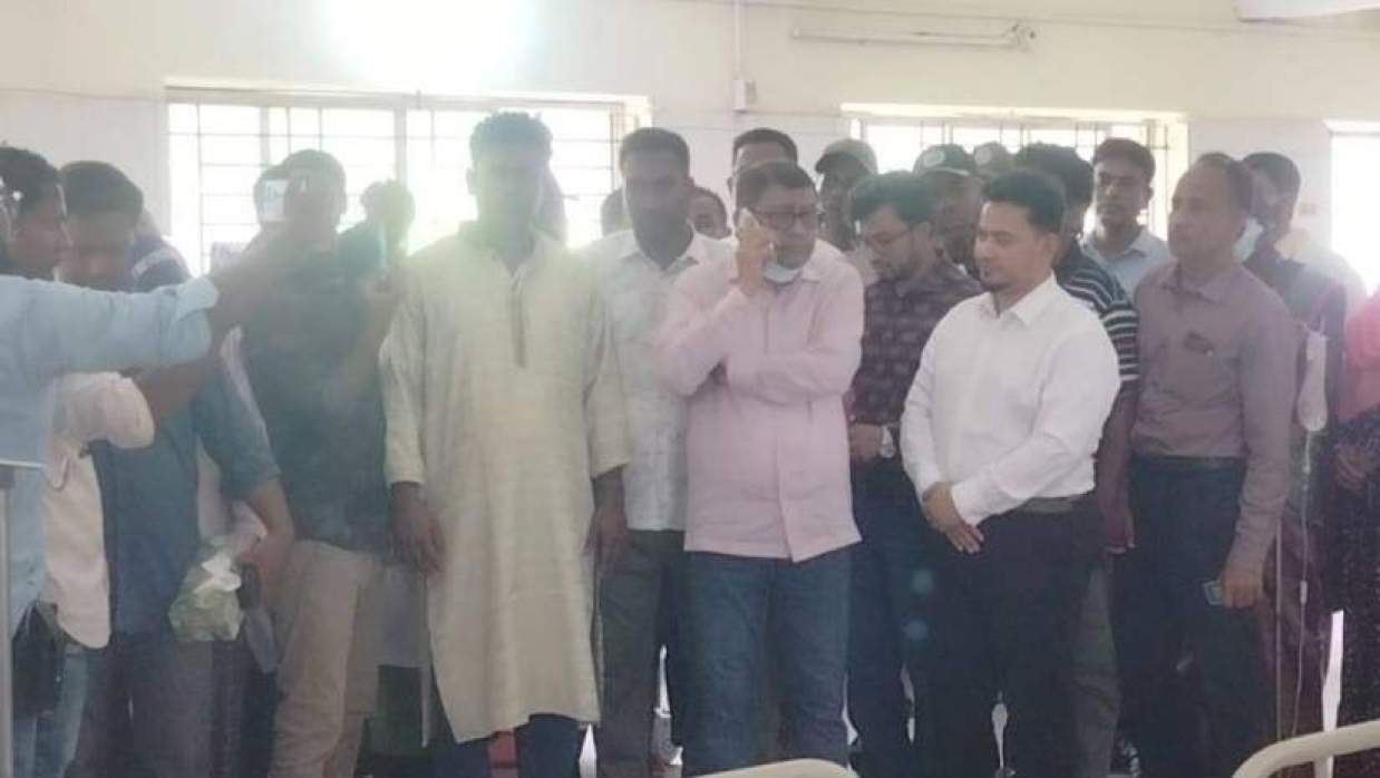 তালা উপজেলা স্বাস্থ্য কমপ্লেক্স পরিদর্শনে স্বাস্থ্যমন্ত্রী। এ সময় তিনি নারী-পুরুষ ওয়ার্ড ঘুরে দেখেন