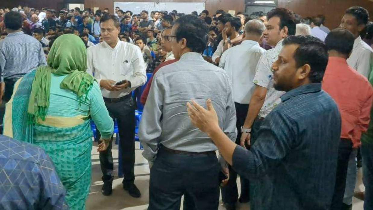 সভা বর্জন করে বেরিয়ে আসেন ঢাকা কলেজের শিক্ষকেরা