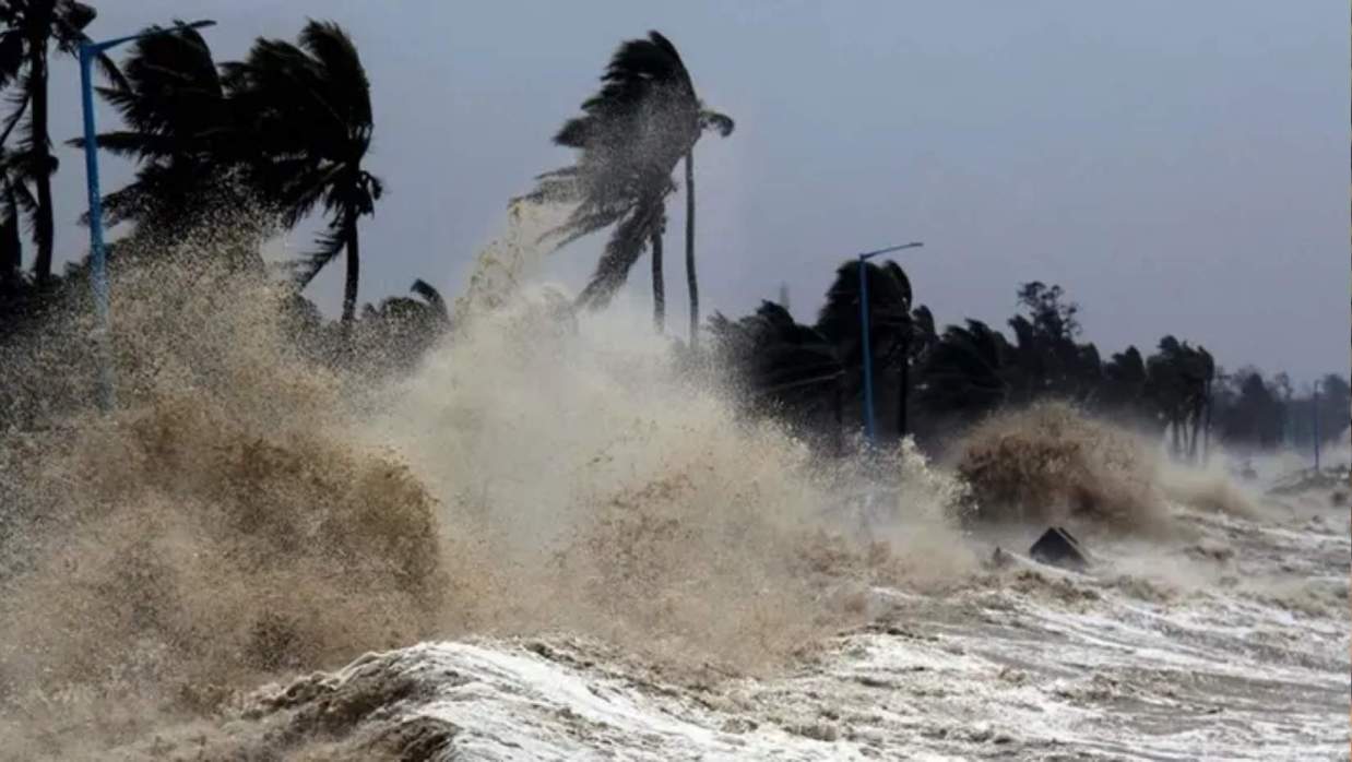 নিম্নচাপের প্রভাবে উত্তাল সাগর