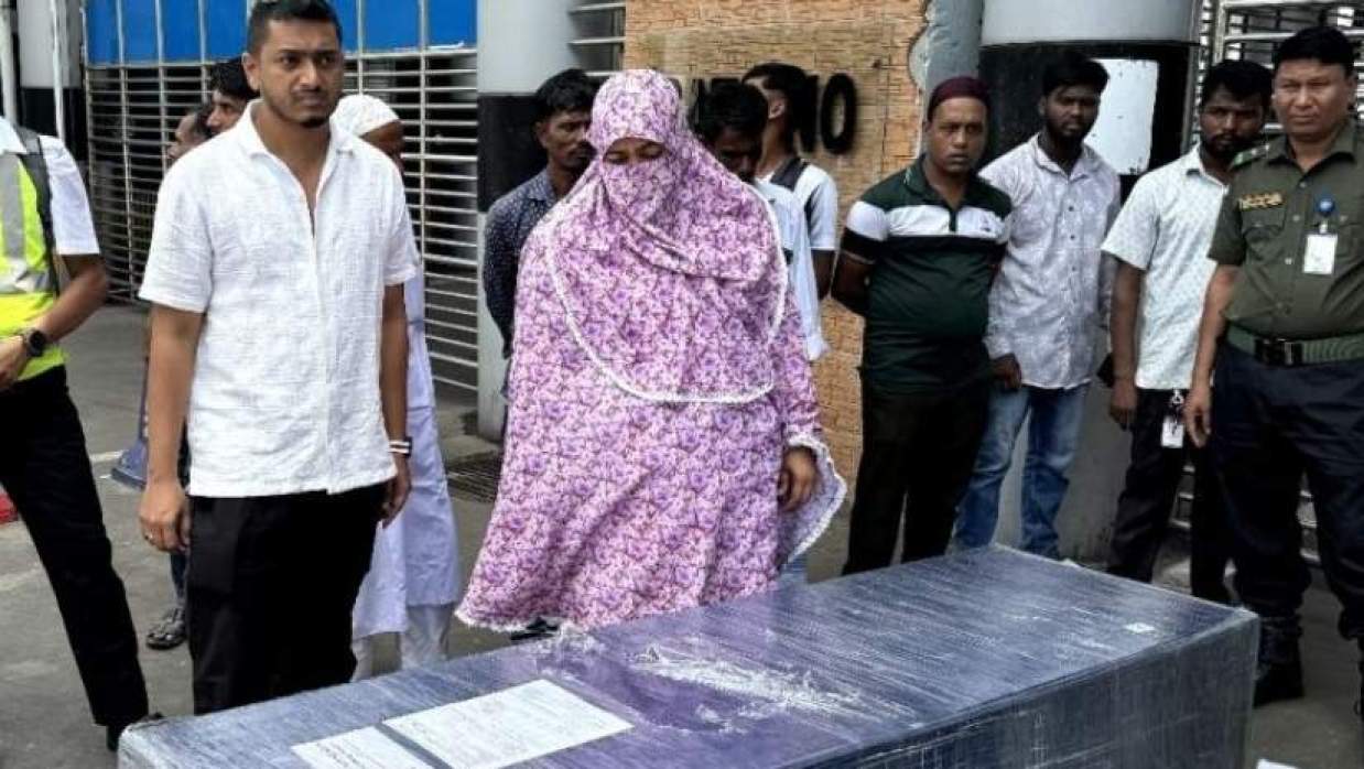 লাশ দেশে ফেরার পর কফিনের দিকে তাকিয়ে আছে পরিবারের সদস্যরা