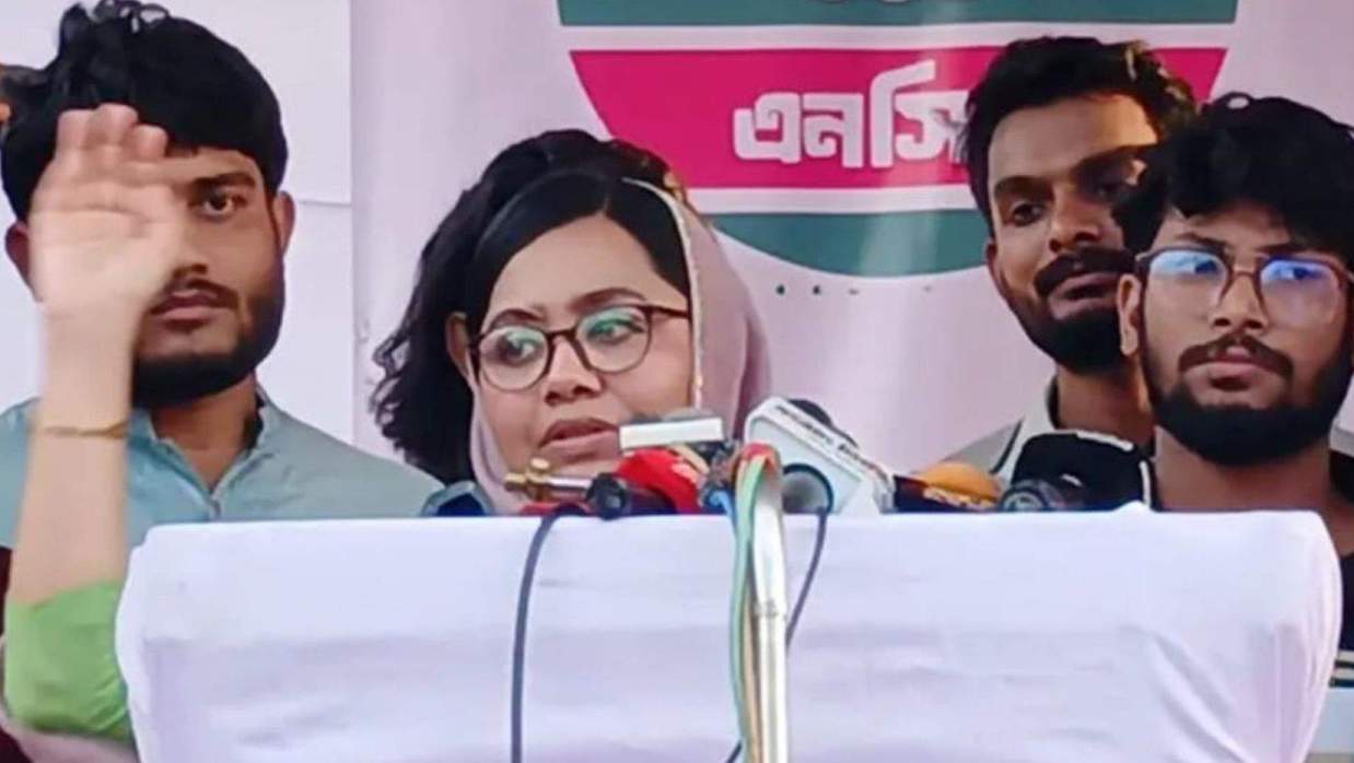 জুলাই পদযাত্রা সমাবেশে বক্তব্য রাখছেন এনসিপি নেত্রী মাহমুদা মিতু
