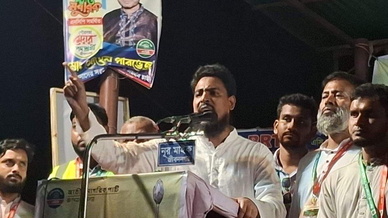 বক্তব্য রাখছেন এনসিপির সদস্যসচিব আখতার হোসেন
