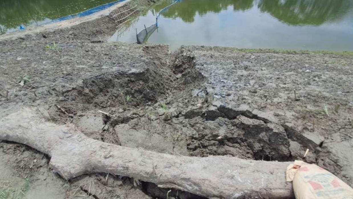 বৃষ্টিতে বাঁধের মাটি ধসে পড়ছে