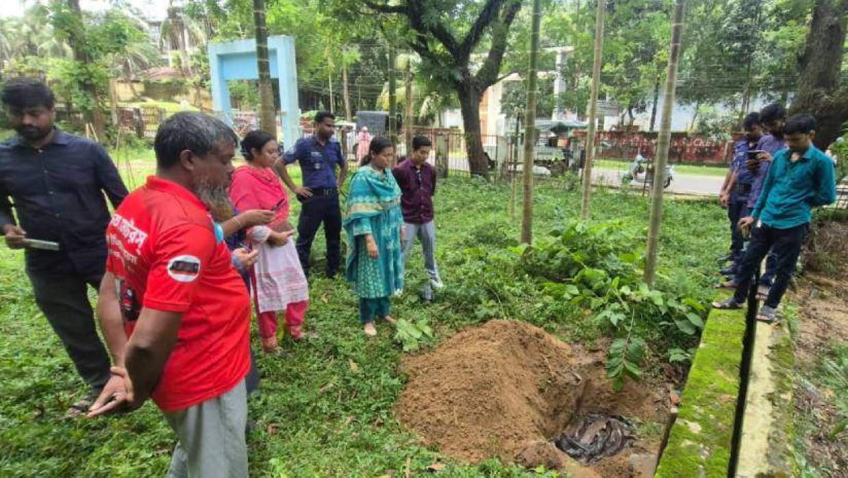 ভ্রাম্যমাণ আদালতের উপস্থিতিতে মাছগুলো মাটিতে পুঁতে ফেলা হচ্ছে