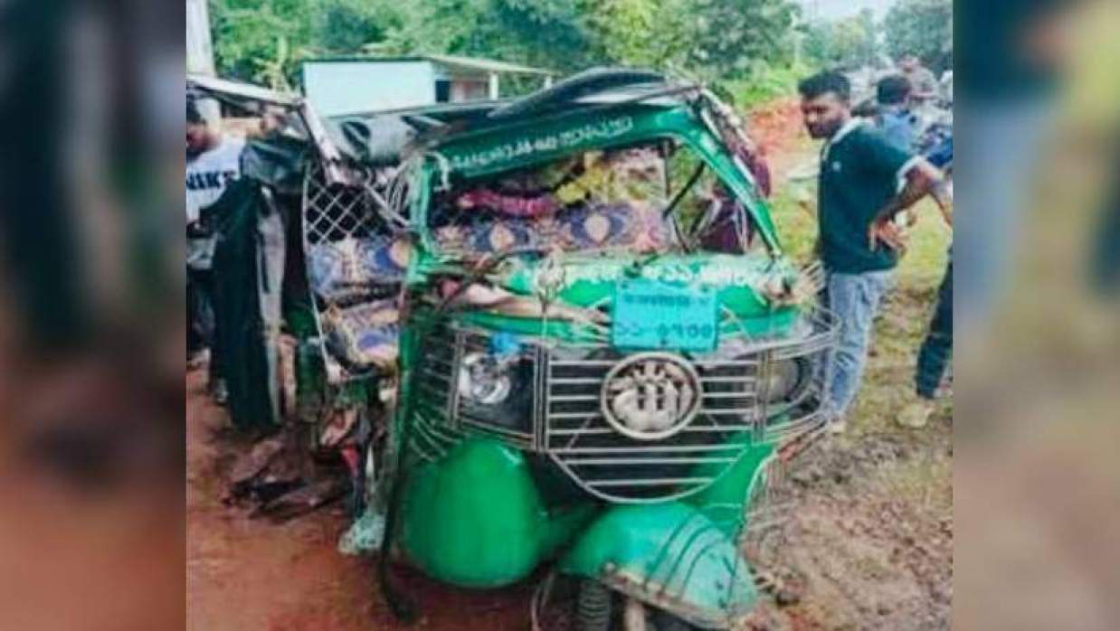 ট্রাকের সঙ্গে সংঘর্ষে দুমড়ে-মুচড়ে যাওয়া সিএনজিচালিত অটোরিকশা