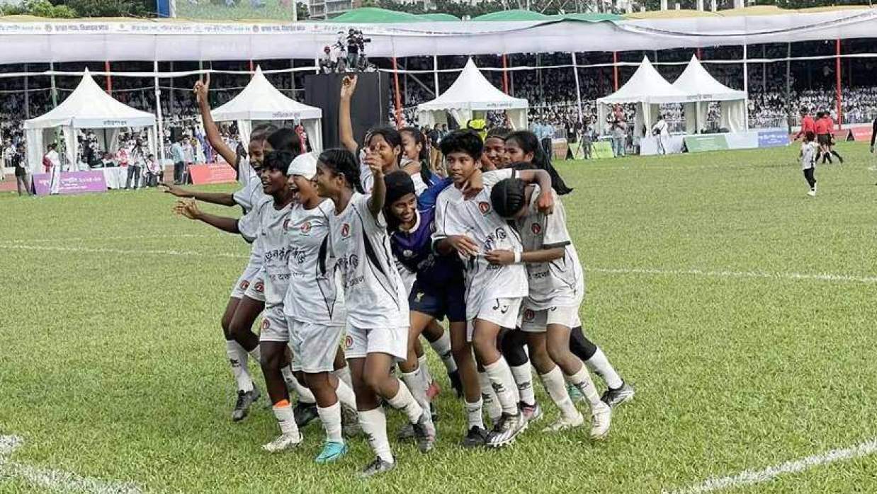 বালিকা বিভাগে শিরোপা ঘরে তুলেছে রংপুর