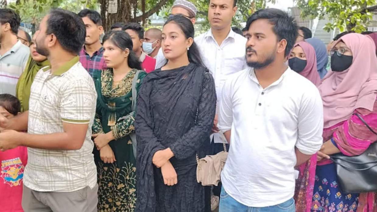 প্রাথমিক ডিজির সাথে সাক্ষাৎ শেষে নিয়োগপ্রত্যাশী শিক্ষকদের প্রতিনিধি দল