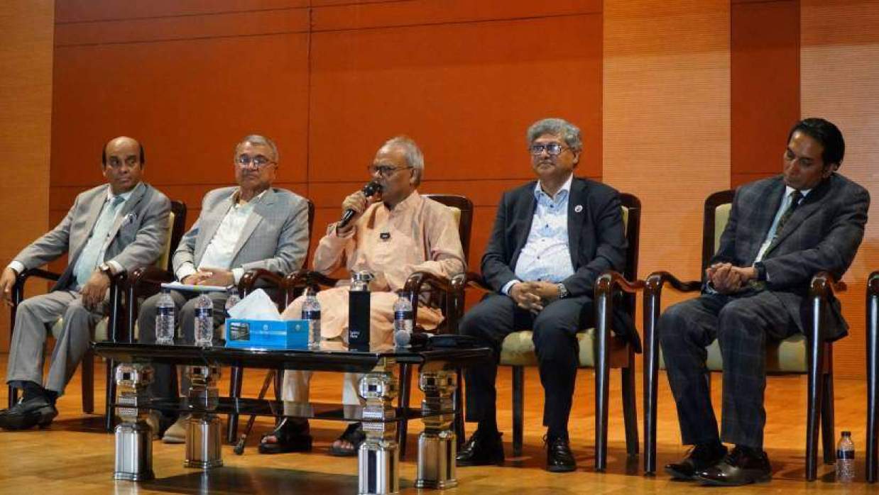 অনুষ্ঠানে কথা বলছেন প্রধানমন্ত্রীর রাজনৈতিক উপদেষ্টা ও শিল্প মন্ত্রণালয়ের উপদেষ্টা রুহুল কবির রিজভী