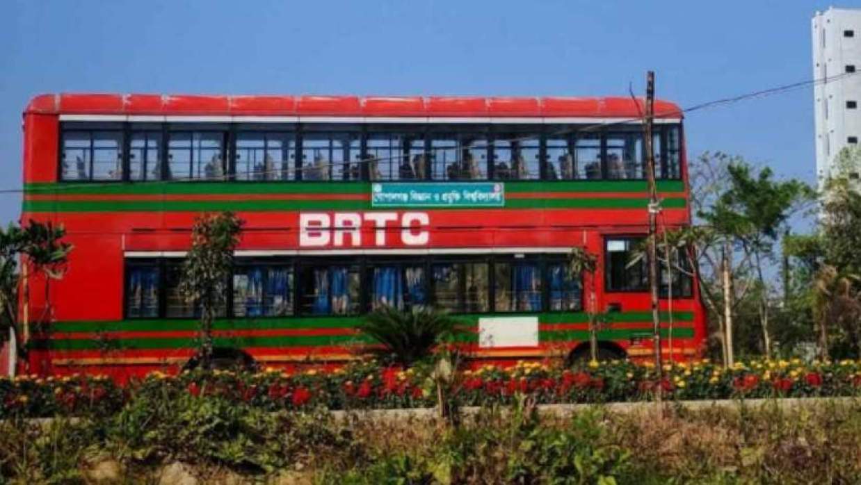 বিশ্ববিদ্যালয়ের দোতলা বাস