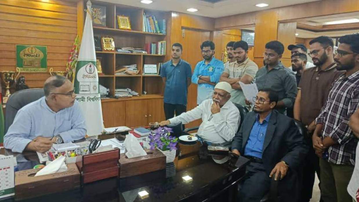 উপাচার্যকে স্মারকলিপি দিচ্ছেন শিক্ষার্থী ও চাকরির প্রস্তুতি গ্রহণকারীরা