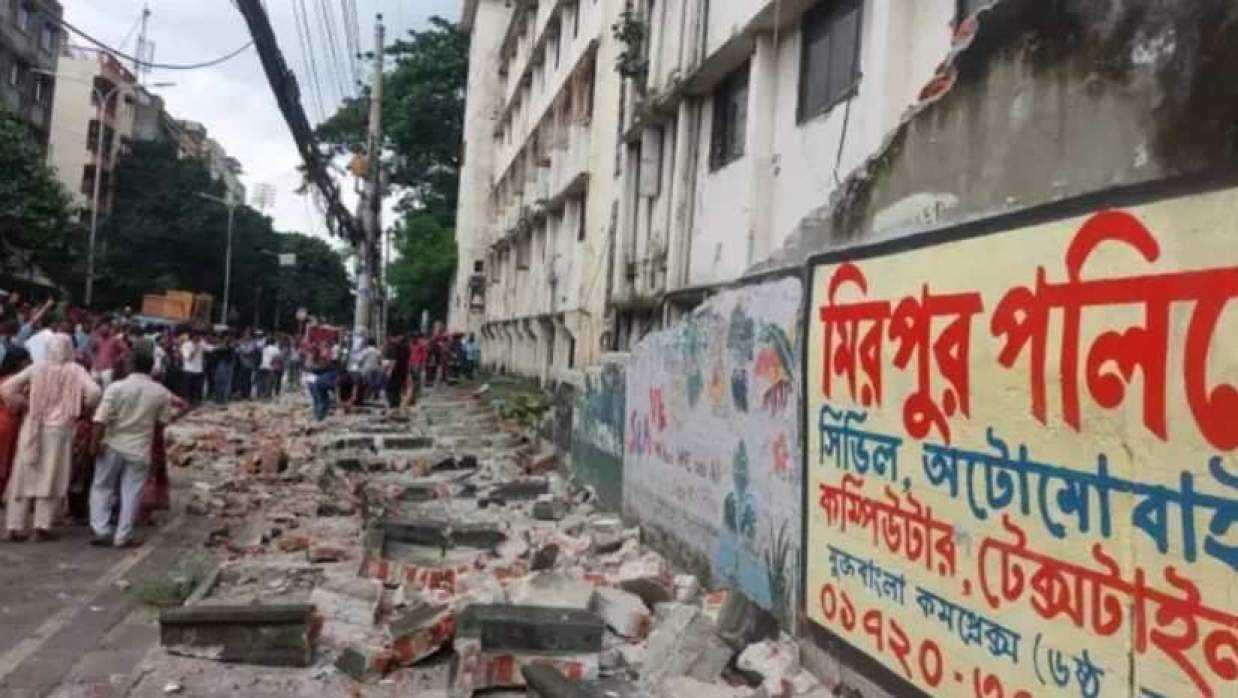 মিরপুর বিশ্ববিদ্যালয় কলেজের পেছনের সীমানা প্রাচীর ধসে দুইজন নিহত হয়েছেন