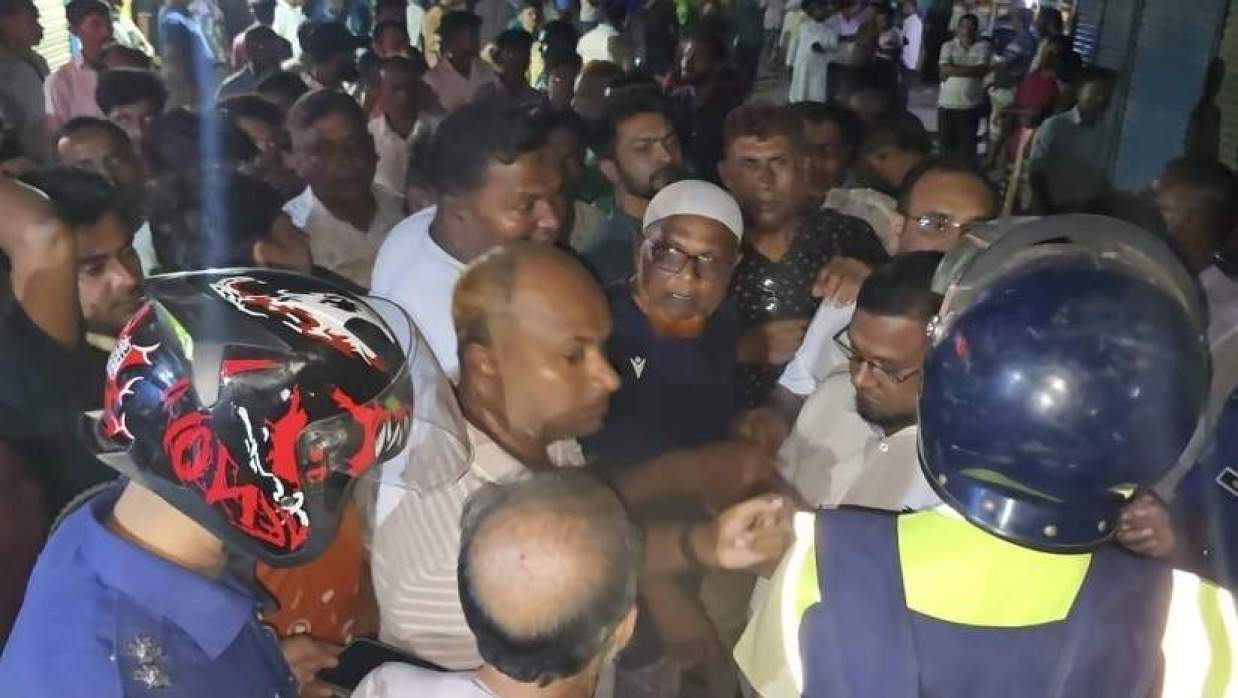ঘটনাস্থলে গিয়ে বিএনপি-জামায়াতের উত্তেজনাকর পরিস্থিতি নিয়ন্ত্রণে নেয় পুলিশ। মঙ্গলবার রাতে পাবনার সাঁথিয়া পৌর সদরে।