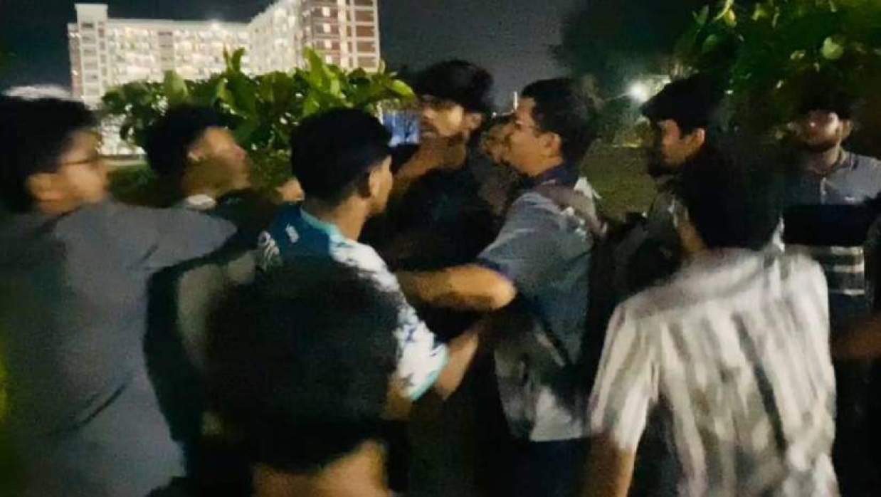 দুই পক্ষের হাতাহাতির একটি মুহূর্ত