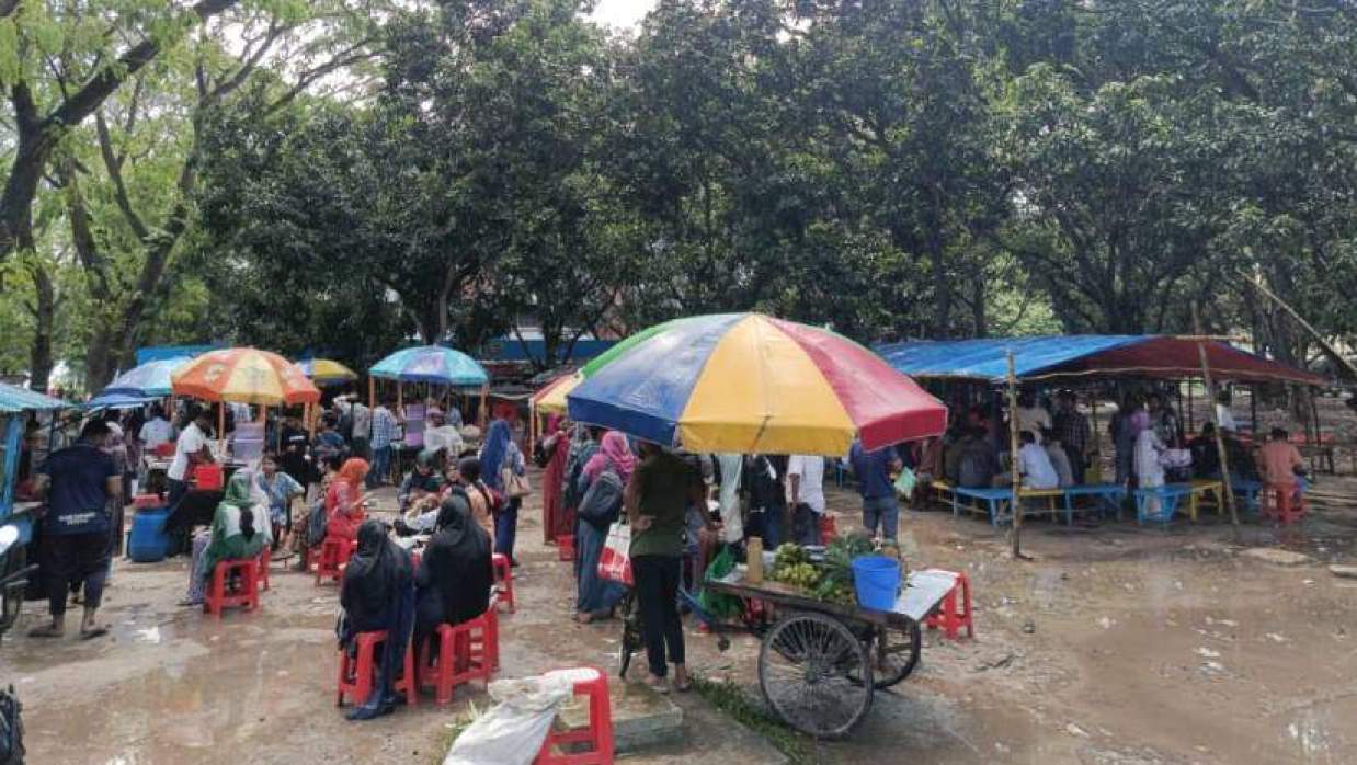 বিশ্ববিদ্যালয়ের প্রশাসন ভবনের পশ্চিম পাশে আমবাগানে ভ্রাম্যমাণ ও টংদোকান
