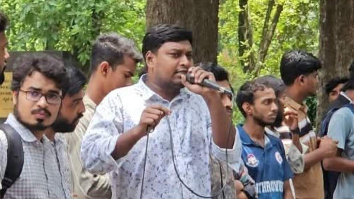 বক্তব্য রাখছেন ছাত্রদল নেতা আবির হাসান হিমেল