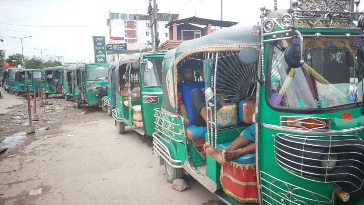 ফিলিং স্টেশনে সিএনজির দীর্ঘ সারি