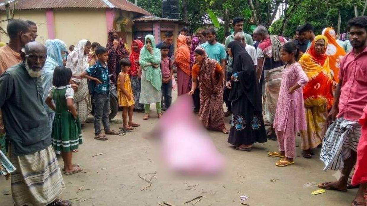 শিক্ষিকার মরদেহ উদ্ধারের পর এলাকাবাসীর ভিড়। বৃহস্পতিবার দুপুরে পাবনার আটঘরিয়া উপজেলার একদন্ত বারইপাড়া গ্রামে