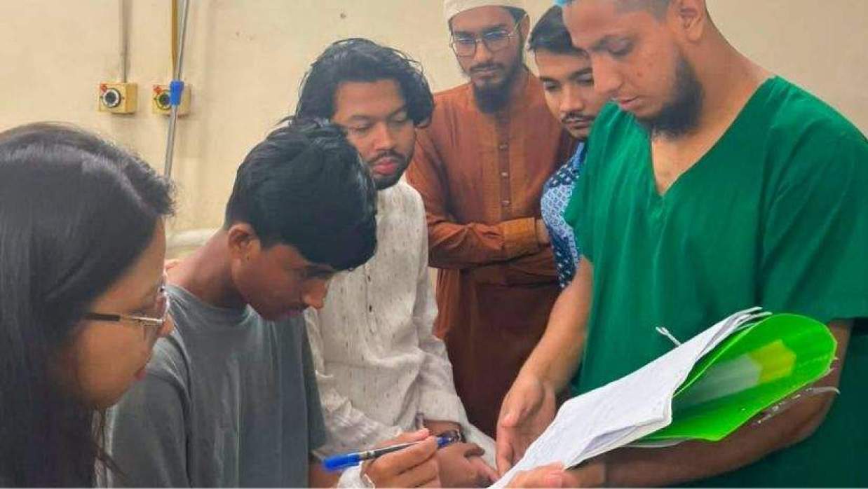 অপারেশনের জন্য বন্ডে সই করছেন হবিগঞ্জে হামলায় চোখে আঘাত পাওয়া ছাত্রশক্তি নেতা আলিফ চৌধুরী