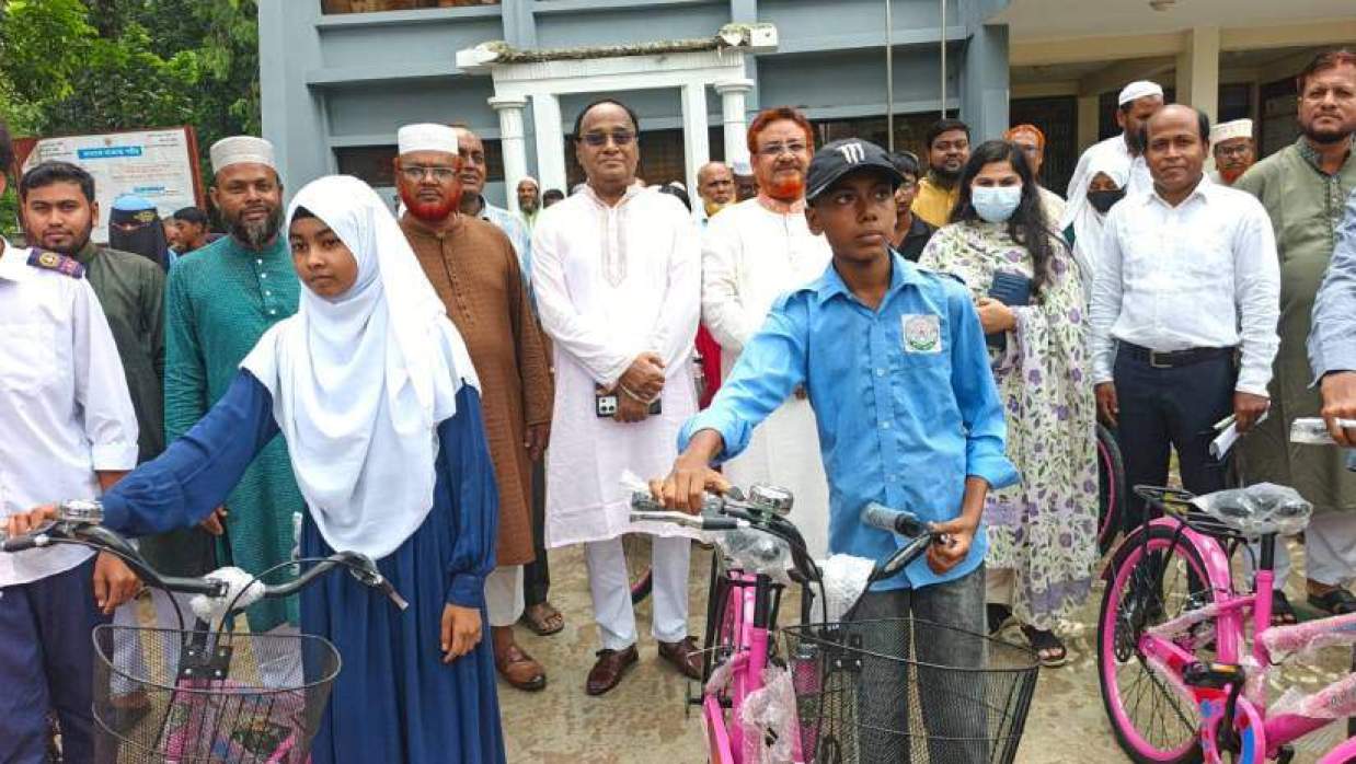 অনুষ্ঠানে প্রধান অতিথি হিসেবে শিক্ষার্থীদের হাতে সাইকেল তুলে দেন চুয়াডাঙ্গা-২ আসনের সংসদ সদস্য মো. রুহুল আমিন