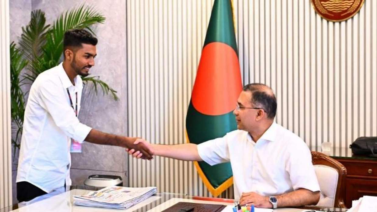 প্রধানমন্ত্রীর তারেক রহমানের সঙ্গে সাক্ষাৎ করলেন জুলাইযোদ্ধা শেখ আজিজুর রহমান
