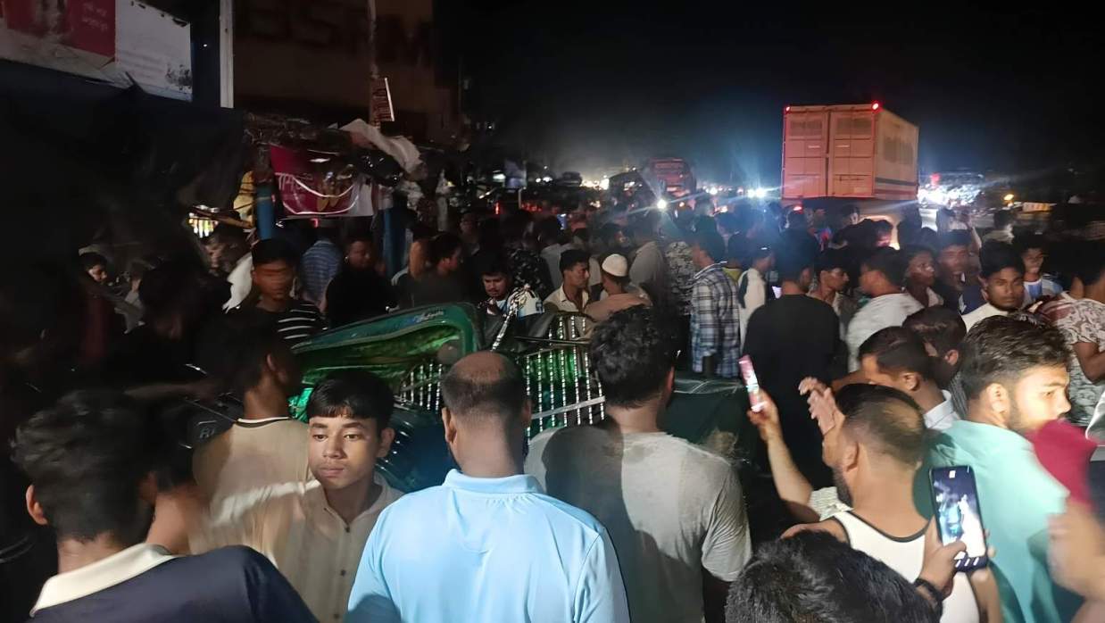 নিয়ন্ত্রণ হারিয়ে দোকানে বাস; নিহত ২, আহত ২৫