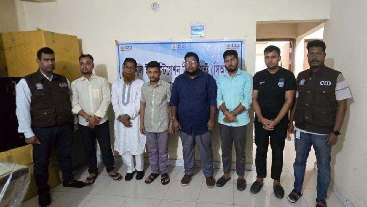 গ্রেপ্তার ৬ জনের মধ্যে তিনজনই সরকারি কর্মকর্তা