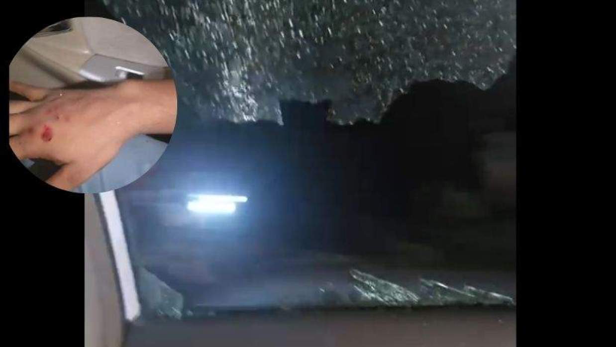 হামলায় ক্ষতিগ্রস্ত তাদের বহন করা গাড়ি