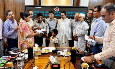পাবনায় সড়ক দুর্ঘটনায় ক্ষতিগ্রস্ত পরিবারের মধ্যে অনুদানের চেক বিতরণ