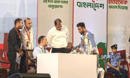 প্রধানমন্ত্রীকে পেয়ে আবেগাপ্লুত আহত জুলাইযোদ্ধা ও শহীদের স্বজনেরা, চাইলেন বিচার
