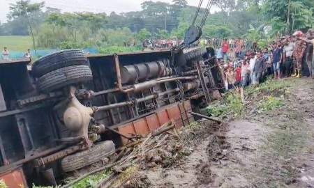 যাত্রীবাহী বাস নিয়ন্ত্রণ হারিয়ে খাদে, সুপারভাইজার নিহত