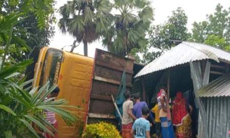 ঘরের ওপর পাথরবোঝাই ট্রাক উল্টে ঘুমন্ত স্কুলছাত্রী নিহত