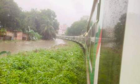 ভারী বৃষ্টিতে ডুবে গেল রেললাইন, মাঝপথে আটকা কক্সবাজারগামী ‘পর্যটক এক্সপ্রেস’