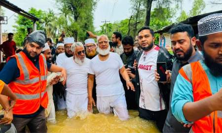 কোমরসমান পানি মাড়িয়ে বানভাসি মানুষের দুয়ারে জামায়াত আমির