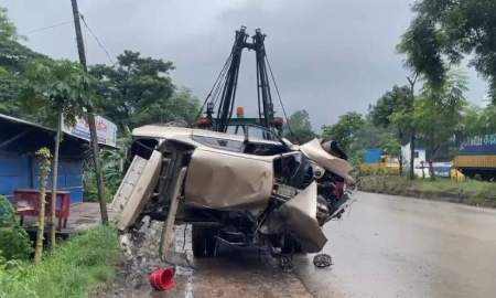 সীতাকুণ্ডে প্রাইভেটকার-কাভার্ডভ্যানের সংঘর্ষে প্রাণ গেল চালকের