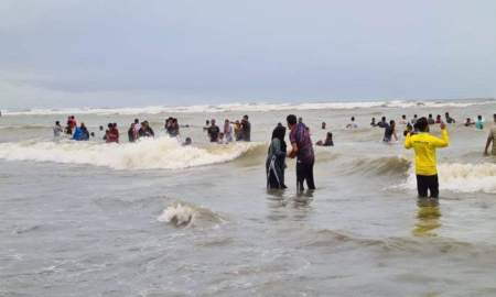 সৈকতে ভেসে এলো মাথা ও পা-বিহীন অর্ধগলিত মরদেহ